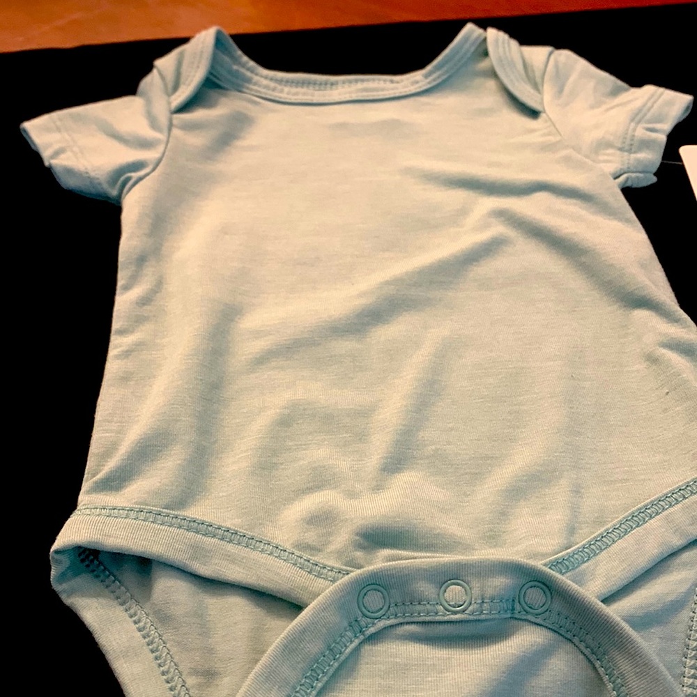 2 onesies size 3 month 1 onesie NB. 1 little shirt NB.       Shirt.